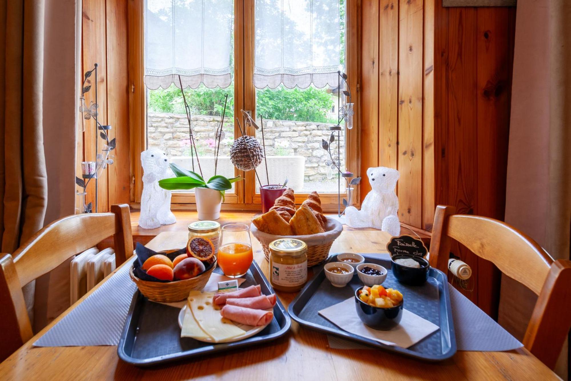 Auberge Des Montauds - Hotel & Restaurant Villard-de-Lans Buitenkant foto